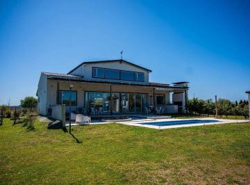 Casa · 264m² · 5 Ambientes · 6 Cocheras · Casa S/lote 2600 m². Losa Radiante. Pileta Clim.
