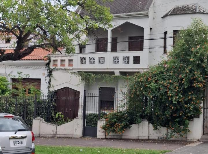 Casa · 230m² · 10 Ambientes · 1 Cochera