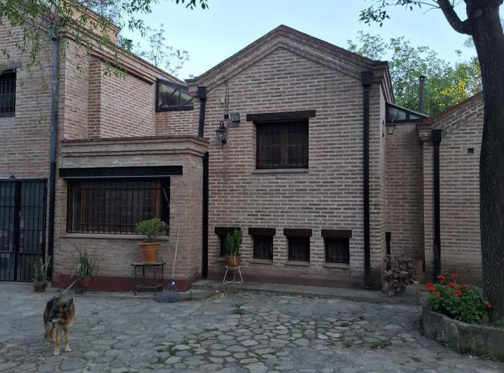 Casa · 250m² · 9 Ambientes · 2 Cocheras