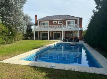 Casa · 218m² · 5 Ambientes · Casa de Dos Plantas en Lote Interno
