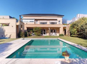 Casa · 271m² · 4 Ambientes · 4 Cocheras · Casa en Venta San Joaquin 3 Dorm. con Pileta