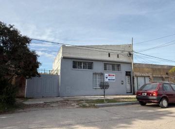 Casa · 140m² · 3 Ambientes · 1 Cochera · Vendo Casa Ideal Salón o Deposito.