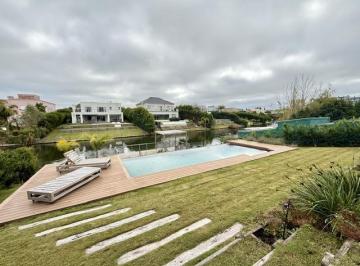 Casa · 500m² · 6 Ambientes · 2 Cocheras · Casa en Alquiler 4 Dorm. Al Agua en El Barrio El Golf Nordelta