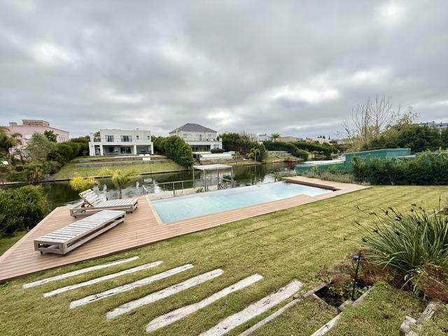 Casa · 500m² · 6 Ambientes · 2 Cocheras