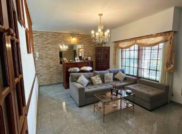 Casa · 195m² · 5 Ambientes · 2 Cocheras · Venta Casa 4 Dorm. C/patio Financiacion