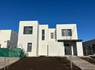Casa · 181m² · 6 Ambientes · Casa en Santa Ana Impecable - Oportunidad!