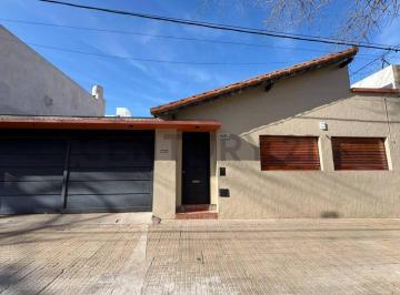 Casa · 120m² · 5 Ambientes · Casa en Alquiler de 3 Dorm. con Cochera La Plata