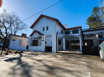 Casa · 300m² · 7 Ambientes · 4 Cocheras · Casa en Venta en Gonnet