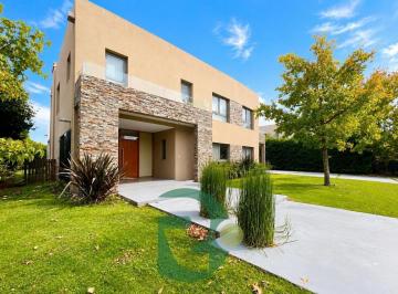 Casa · 330m² · 5 Ambientes · 6 Cocheras · Alquiler Casa.5 Amb. Bo. Privado La Lomada. Pilar