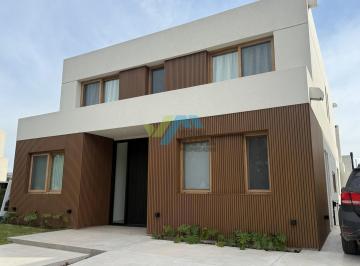 Casa · 300m² · 6 Ambientes · Casa en Venta en Carpinchos, Nordelta, Tigre