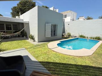 Casa · 300m² · 4 Ambientes · 3 Cocheras · Casa en Alquiler 3 Dorm Barrio Jardin con Quincho y Pileta