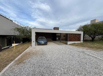 Casa de 4 ambientes, Río Ceballos · A Estrenar en Bela Vista