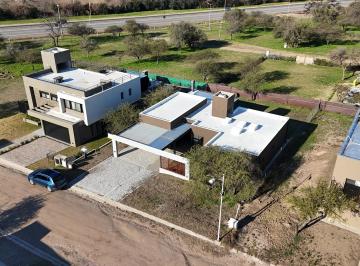 Casa de 4 ambientes, Río Ceballos · A Estrenar en Bela Vista