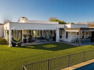 Casa · 228m² · 5 Ambientes · 6 Cocheras · Casa en Estancias del Pilar, Barrio La Argentina