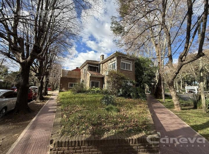 Casa · 259m² · 6 Ambientes · 2 Cocheras