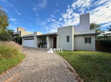 Casa · 254m² · 5 Ambientes · 2 Cocheras · Casa en Venta Los Cerezos, Valle Escondido