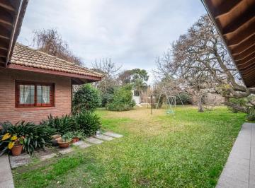 Casa · 315m² · 5 Ambientes · 2 Cocheras · Chalet 5 Ambientes en Venta | Lote 1982 m y Piscina – Apto Crédito