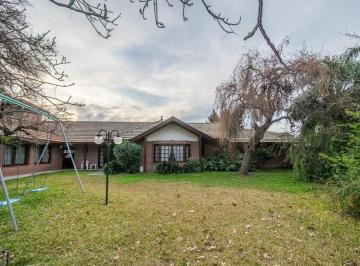Casa · 315m² · 5 Ambientes · 2 Cocheras · Imponente Chalet 5 Ambientes en Venta | Lote 1982 m y Piscina – Apto Crédito