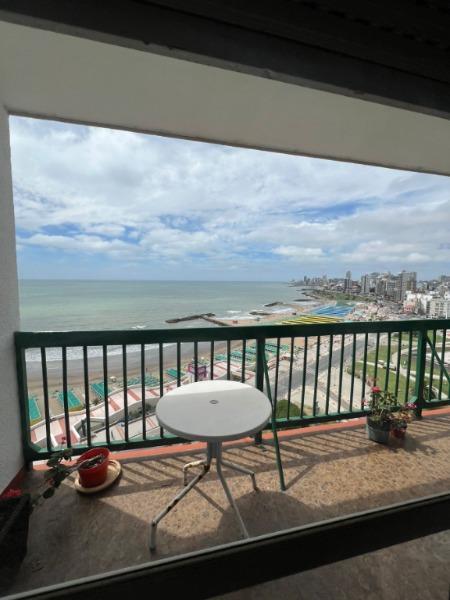 Departamento de tres ambientes frente al mar, con vista primera linea al mar y cochera cubierta