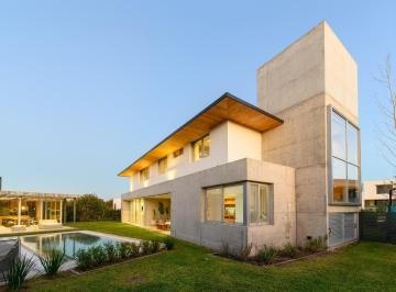 Casa · 350m² · 3 Dormitorios · 2 Cocheras · Exclusiva Casa en Venta de 3 Dorm. en Los Cerezos, Valle Escondido