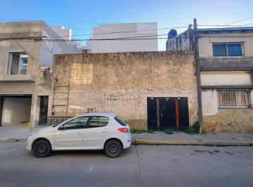 Casa · 90m² · 2 Ambientes · 1 Cochera · Se Vende Casa/terreno de 100 m² en Echesortu