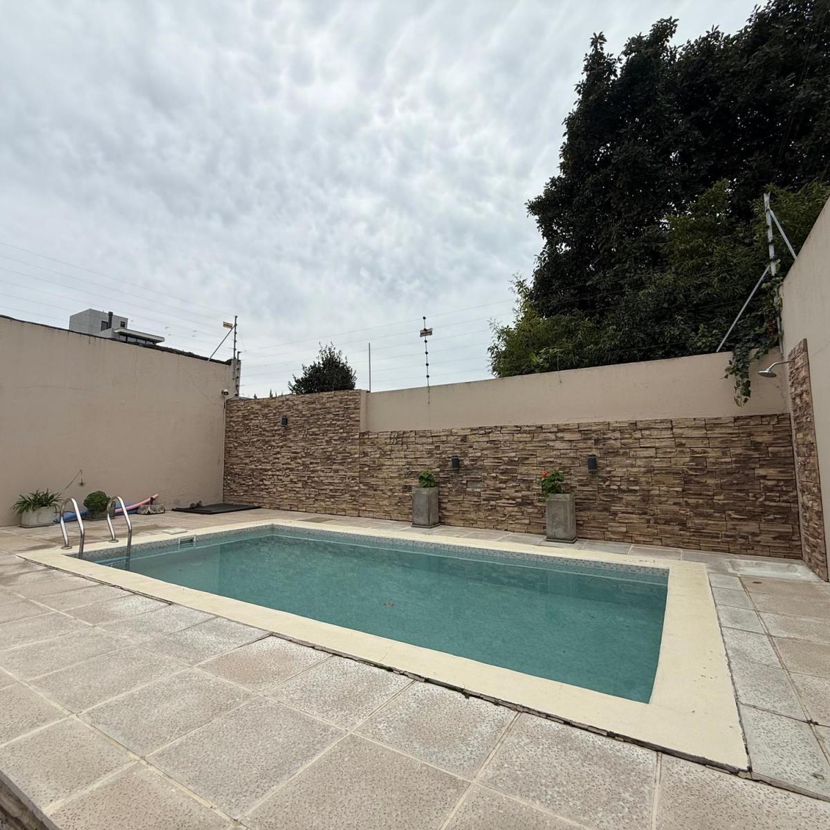 Departamento 3 Ambientes en Planta Baja con Patio y Parrilla – Complejo con Piscina