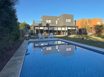 Casa · 294m² · 5 Ambientes · 2 Cocheras · Casa en Venta Santa Teresa Villanueva Interna