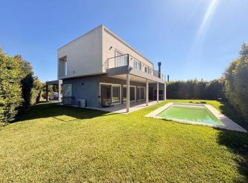 Casa · 200m² · 5 Ambientes · 5 Cocheras · Casa en Alquiler Sobre Lote Central en Ayres Plaza