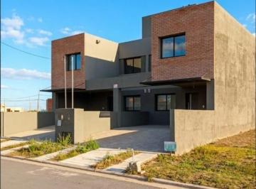 Casa · 116m² · 5 Ambientes · 1 Cochera · Venta Casa en Rincones de Manantiales, Duplex 3 Dorm. Córdoba