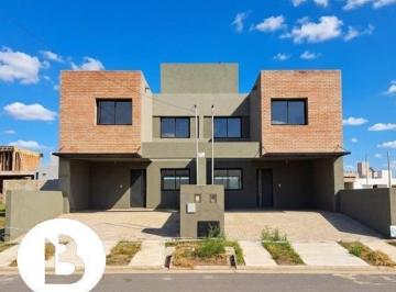 Casa · 116m² · 5 Ambientes · 1 Cochera · Venta Casa en Rincones de Manantiales, Duplex 3 Dorm. Córdoba