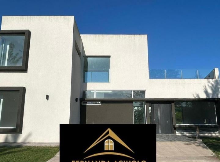 Casa · 220ha · 4 Ambientes · 2 Cocheras