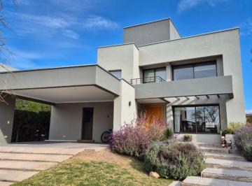 Casa de 6 ambientes, Chacras de Coria · Espectacular Casa en Venta Chacras de Coria!