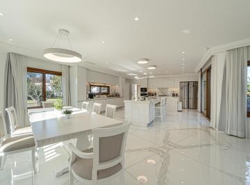 Casa · 372m² · 10 Ambientes · 2 Cocheras · Casa en Venta Barrio Valdevez - 6 Ambientes