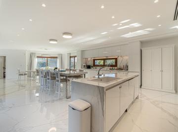 Casa · 440m² · 10 Ambientes · 2 Cocheras · Casa en Venta Barrio Valdevez - 6 Ambientes