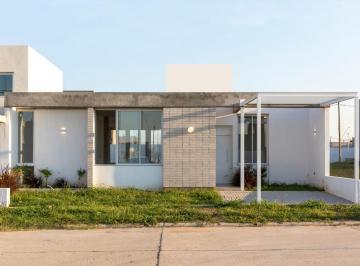 Casa · 140m² · 5 Ambientes · 1 Cochera · Rincones de Manantiales Casa de Tres Dorm.