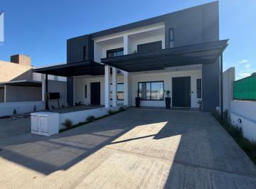 PH · 160m² · 6 Ambientes · 2 Cocheras · Duplex en Venta en B° La Calandria. 3 Dorm. 2 Baños. 2 Cocheras