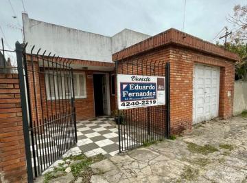 Casa de 6 ambientes, Lomas de Zamora · Propiedad con Dos Unidades y Fondo Libre.