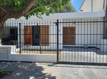 Casa de 3 ambientes, Córdoba · Casa 1 D. con Patio Interno, Jardin Al Frente y Cochera Para Auto Mediano
