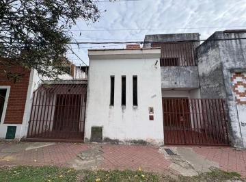 Casa · 208m² · 5 Ambientes · 1 Cochera · Casa Al Frente con Cochera en Alberdi