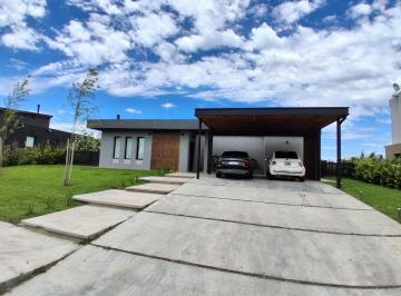 Casa · 220m² · 4 Ambientes · 6 Cocheras · Alquiler Casa 4 Ambientes con Pileta, Parrilla y Salida Al Lago en San Sebastián