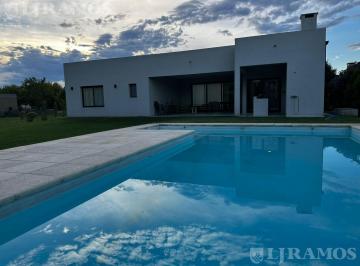 Casa · 180m² · 5 Ambientes · 6 Cocheras · Casa en Venta en 1 Planta con Pileta San Matias Pg