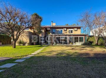 Casa de 7 ambientes, Villa Allende · Casa en Venta en Chacras de La Villa. Moderna y Luminosa
