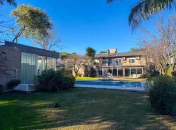 Casa de 7 ambientes, Villa Allende · Casa en Venta en Chacras de La Villa. Moderna y Luminosa