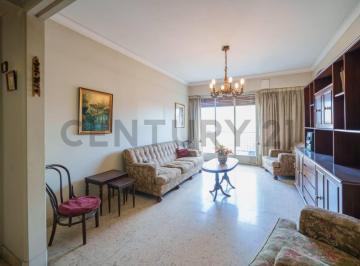 Departamento · 65m² · 3 Ambientes · Venta Depto 3 Amb Al Frente con Balcón - La Boca