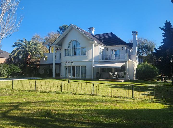 Casa · 1700m² · 5 Dormitorios