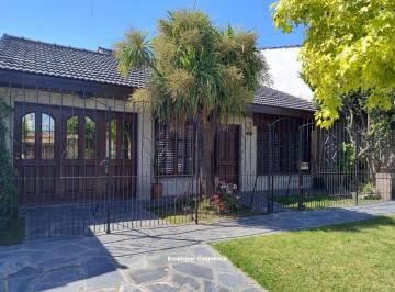Casa · 130m² · 3 Ambientes · 1 Cochera · ¡Hermoso Chalet 3 Ambientes con Patio y Parrilla - Listo Para Habitar y Disfrutar!