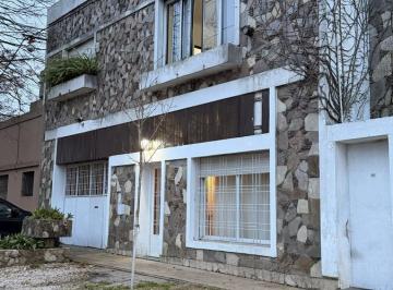 Casa · 184m² · 8 Ambientes · 2 Cocheras · Casa en San Carlos