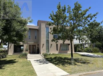 Casa · 367m² · 8 Ambientes · 2 Cocheras · Casa en Venta en Country Terravista con Fondo a Lago