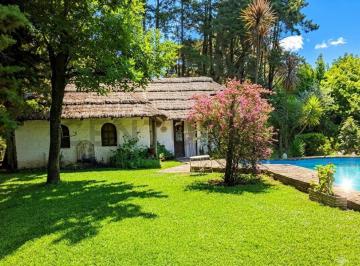 Quinta vacacional · 100m² · 3 Ambientes · Venta Hermosa Quinta Estilo Rustico con Pileta Excelente Ubicación a m de Ruta 8