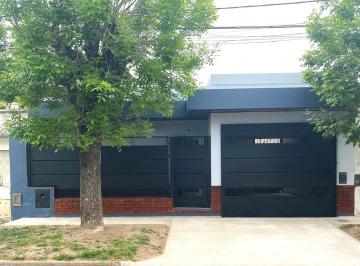 Casa · 120m² · 3 Ambientes · 1 Cochera · Venta Casa con Parque Lujan Centro